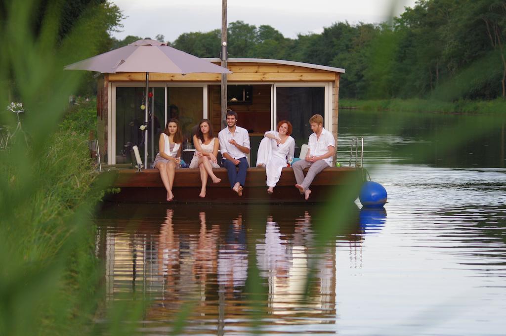 Botel Village Toue Du Domaine Des Demoiselles Chassenard