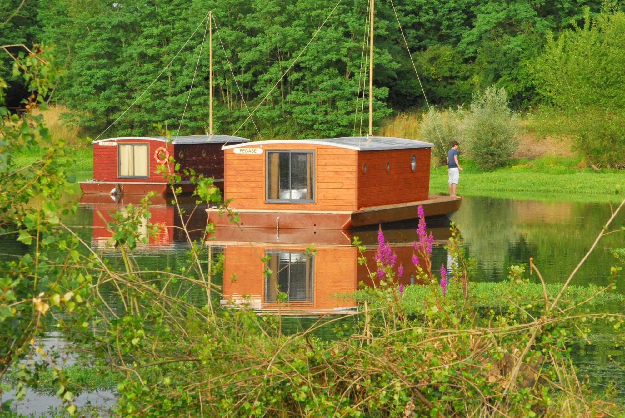 Botel Village Toue Du Domaine Des Demoiselles Chassenard